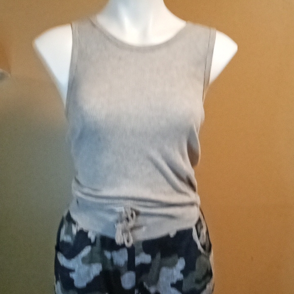 Grey Tank & camo cargo pants - Picture 5 of 13